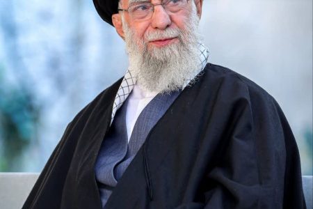پیکر مطهر رهبر شهید انقلاب اسلامی در دارالذکر حرم امام رضا(ع) به خاک سپرده شد.