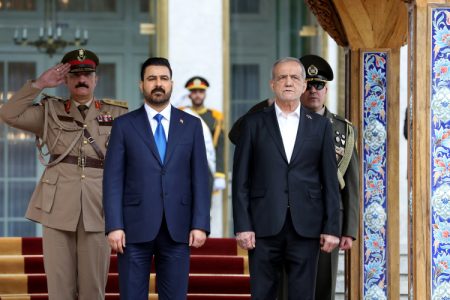 نخست‌ وزیر عراق با استقبال رسمی پزشکیان وارد ایران شد
